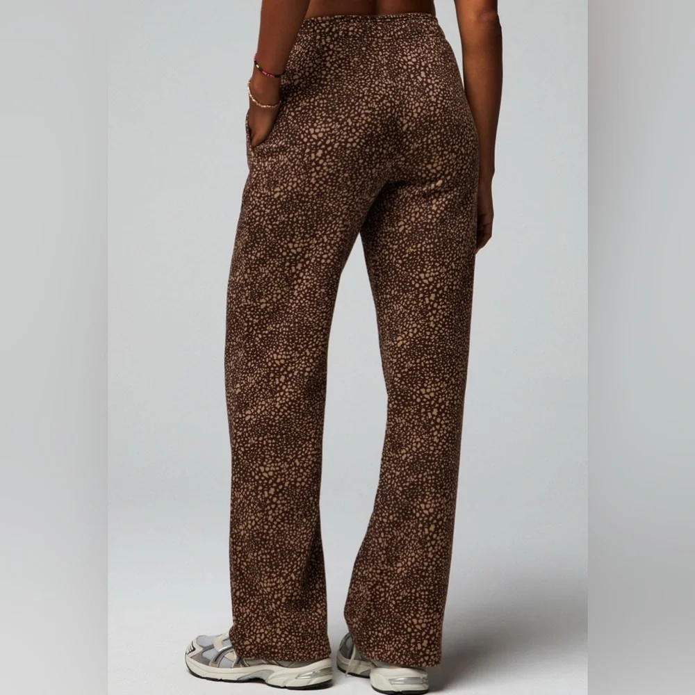 EUC Fabletics Cozy Fleece Wide Leg Sweatpants - Picture 3 of 10